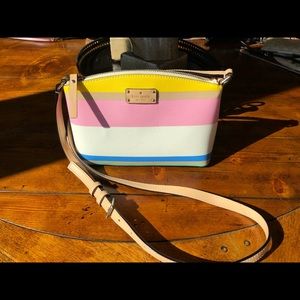Zipper enclosure handbag